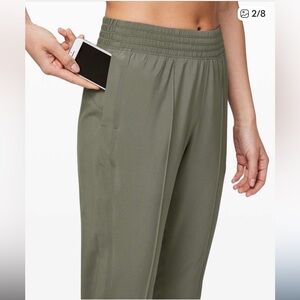 Lululemon women’s wanderer cropped jogger size 8